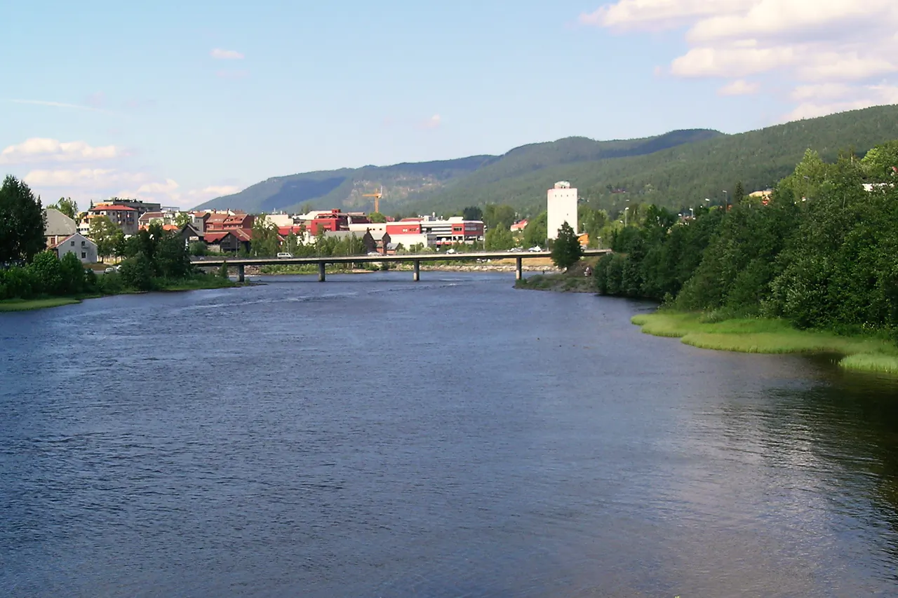Numedalslågen gjennom Kongsberg en sommerdag